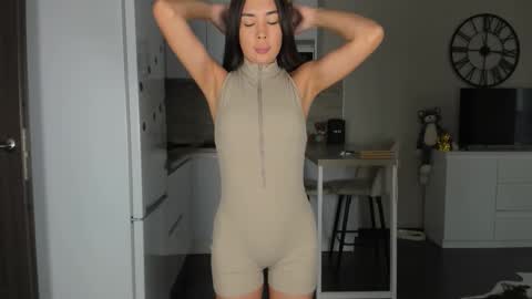 Snapshot of nilliluv chatting on 11-26-25, 09:43 Bella online show from 11-26-25, 09:43