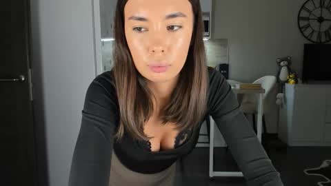 Snapshot of nilliluv chatting on 11-28-25, 06:10 Bella online show from 11-28-25, 06:10