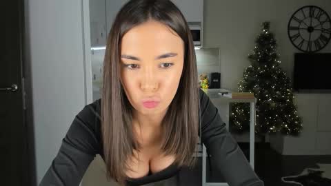 Snapshot of nilliluv chatting on 12-01-25, 07:08 Bella online show from 12-01-25, 07:08