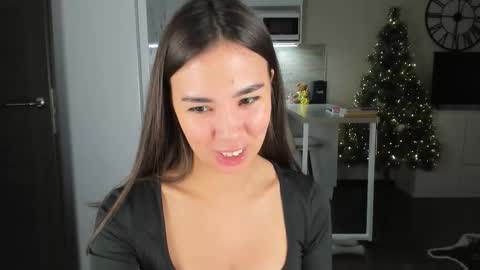 Snapshot of nilliluv chatting on 12-05-25, 08:27 Bella online show from 12-05-25, 08:27