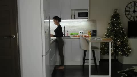 Snapshot of nilliluv chatting on 12-13-25, 09:20 Bella online show from 12-13-25, 09:20