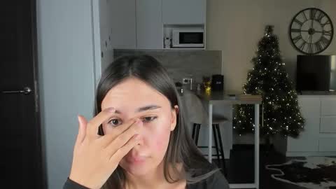 Snapshot of nilliluv chatting on 12-14-25, 09:25 Bella online show from 12-14-25, 09:25