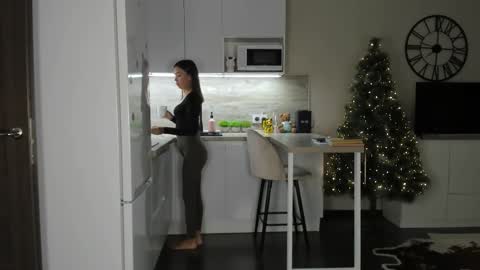 Snapshot of nilliluv chatting on 12-20-25, 01:12 Bella online show from 12-20-25, 01:12