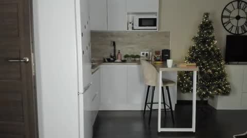 Snapshot of nilliluv chatting on 01-19-26, 06:17 Bella online show from 01-19-26, 06:17