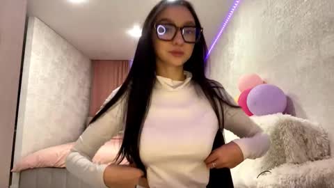 Snapshot of nilsamazuo chatting on 11-21-25, 05:22 Margot online show from 11-21-25, 05:22