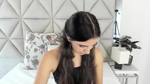 Snapshot of nina_pons chatting on 10-06-25, 08:17  Nina  online show from 10-06-25, 08:17
