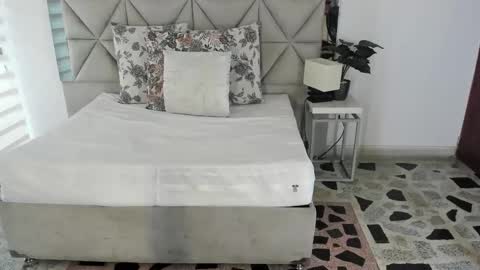 Snapshot of nina_pons chatting on 10-14-25, 08:31  Nina  online show from 10-14-25, 08:31