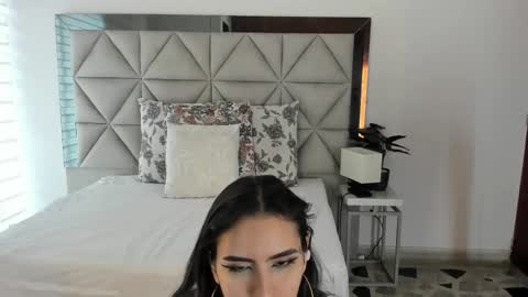 Snapshot of nina_pons chatting on 10-17-25, 08:33  Nina  online show from 10-17-25, 08:33