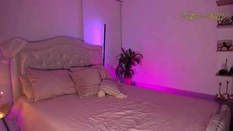 Snapshot of ninaa_sky chatting on 12-04-25, 12:31 online show from 12-04-25, 12:31