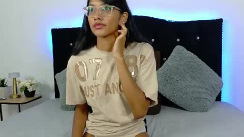 Nira Lux online show from 06-17-26, 01:52