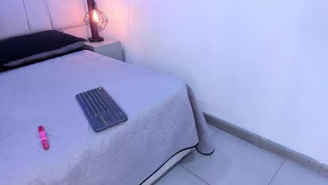 Snapshot of niralux chatting on 10-22-25, 01:22 NiraLux online show from 10-22-25, 01:22