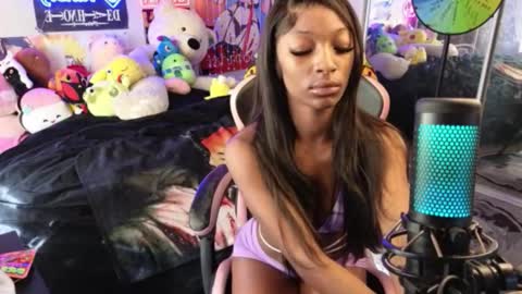 Snapshot of niviawolfe chatting on 12-22-25, 04:37 NIVIA WOLFE online show from 12-22-25, 04:37