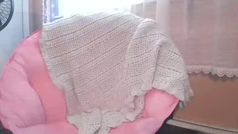 Snapshot of no_facequeen chatting on 12-04-25, 03:32 Leah online show from 12-04-25, 03:32