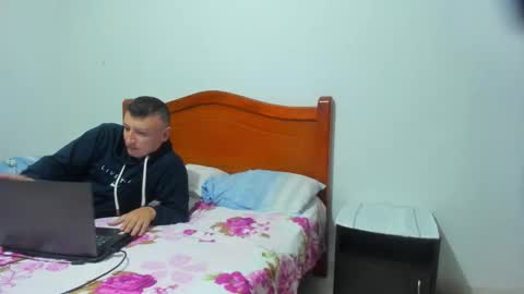 Snapshot of no_limites_pvt chatting on 10-19-25, 11:49 Emma - Mike online show from 10-19-25, 11:49