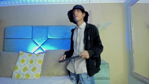 Snapshot of noaahtylor chatting on 05-10-26, 03:44 Noah online show from 05-10-26, 03:44