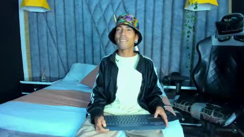 Snapshot of noaahtylor chatting on 05-12-26, 03:47 Noah online show from 05-12-26, 03:47