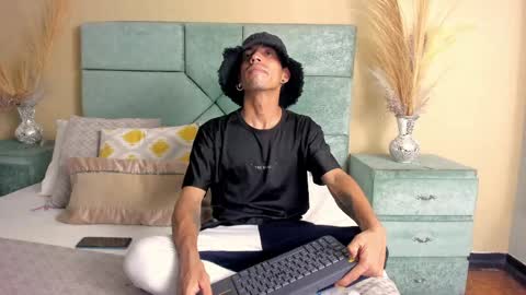 Snapshot of noaahtylor chatting on 05-16-26, 04:42 Noah online show from 05-16-26, 04:42