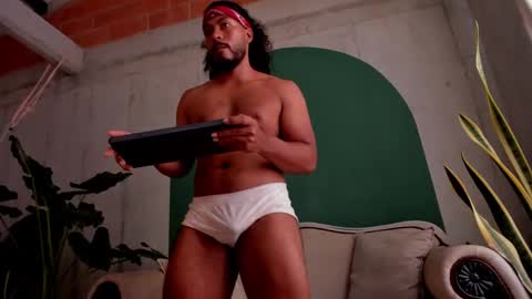 Snapshot of noah_jones__ chatting on 11-14-25, 03:55 Noah online show from 11-14-25, 03:55