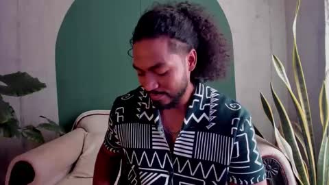 Snapshot of noah_jones__ chatting on 11-18-25, 04:33 Noah online show from 11-18-25, 04:33