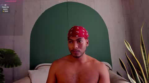 Snapshot of noah_jones__ chatting on 11-30-25, 03:49 Noah online show from 11-30-25, 03:49