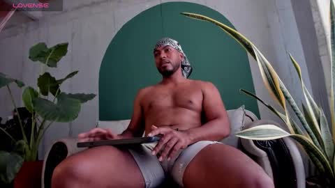 Snapshot of noah_jones__ chatting on 12-20-25, 04:58 Noah online show from 12-20-25, 04:58