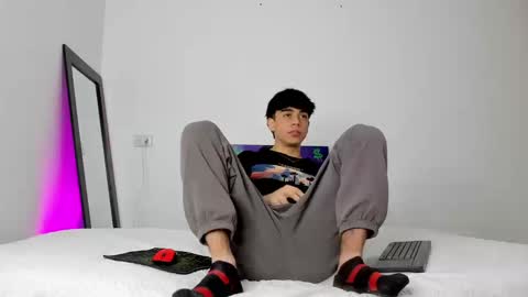 Snapshot of noah_loveboy chatting on 09-10-25, 08:31 Noah online show from 09-10-25, 08:31