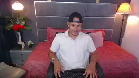 Snapshot of noah_oliver1 chatting on 06-11-26, 01:49 NOAH online show from 06-11-26, 01:49