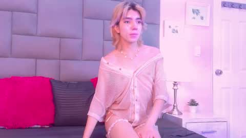 Snapshot of noahbells chatting on 12-22-25, 12:02 Noah online show from 12-22-25, 12:02