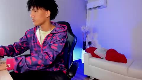 Snapshot of noahbull19 chatting on 06-13-26, 02:42 noahbull19 online show from 06-13-26, 02:42