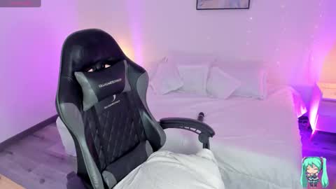 Snapshot of noahcryptic chatting on 09-08-25, 10:20 Noah online show from 09-08-25, 10:20