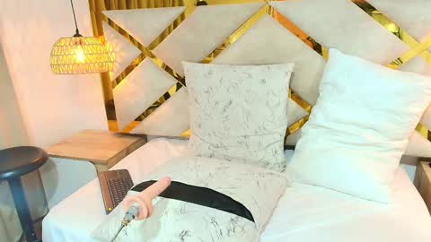 Snapshot of noelle_minx chatting on 01-17-26, 07:50 NOELLE online show from 01-17-26, 07:50