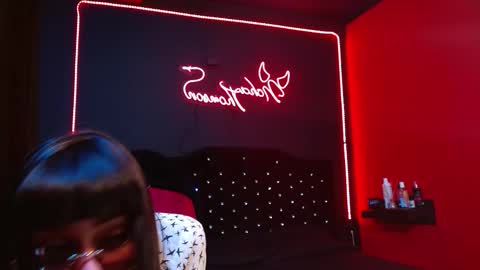 Snapshot of noha_thomson chatting on 11-22-25, 02:43 Noha Thomson online show from 11-22-25, 02:43