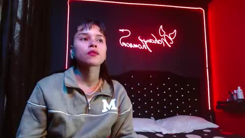 Snapshot of noha_thomson chatting on 12-17-25, 07:20 Noha Thomson online show from 12-17-25, 07:20