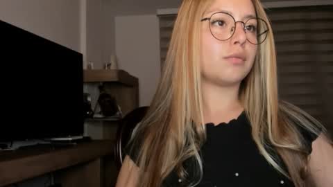 Snapshot of noorthernlightss chatting on 10-18-25, 08:59 Ara online show from 10-18-25, 08:59