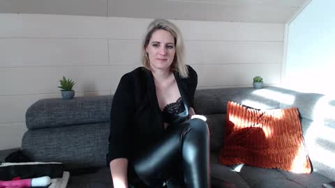 Snapshot of nora_noxx chatting on 12-16-25, 10:31 NoraNoxx online show from 12-16-25, 10:31