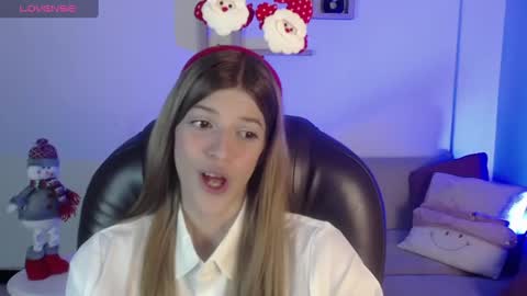 Snapshot of nora_vennucci chatting on 12-22-24, 08:14 Nora online show from 12-22-24, 08:14