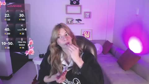 Snapshot of nora_vennucci chatting on 02-18-25, 06:37 Nora online show from 02-18-25, 06:37