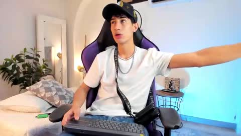 Snapshot of novawheeler chatting on 02-11-25, 04:44 Nova online show from 02-11-25, 04:44