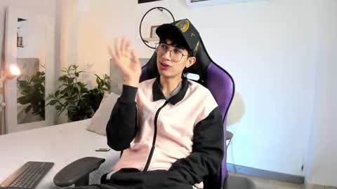 Snapshot of novawheeler chatting on 02-20-25, 03:56 Nova online show from 02-20-25, 03:56