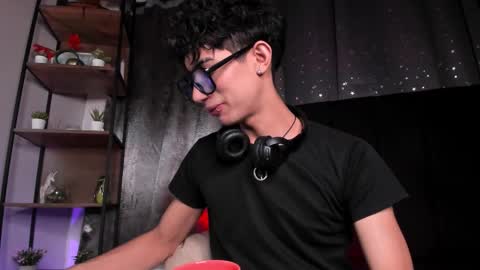 Snapshot of novawheeler chatting on 11-21-25, 07:34 Nova online show from 11-21-25, 07:34