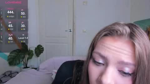 Snapshot of nymphobabee chatting on 02-20-26, 09:00 crystal 3 online show from 02-20-26, 09:00