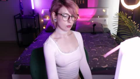 Snapshot of obedientt_ chatting on 05-20-26, 07:47 Moonlight online show from 05-20-26, 07:47