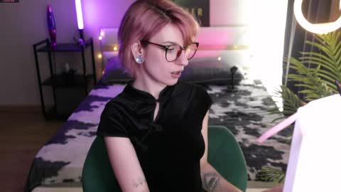 Snapshot of obedientt_ chatting on 05-23-26, 12:53 Moonlight online show from 05-23-26, 12:53