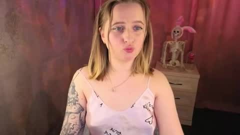 Snapshot of ocean_eyes_bb chatting on 05-18-26, 12:55 Lili 3 online show from 05-18-26, 12:55