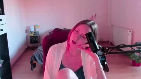 Call me Bee online show from 07-31-26, 02:49