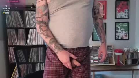 Snapshot of office_dad chatting on 12-14-25, 08:46 Office Dad online show from 12-14-25, 08:46