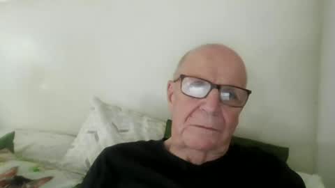 Snapshot of oggi95 chatting on 06-12-26, 12:15 oggi95 online show from 06-12-26, 12:15