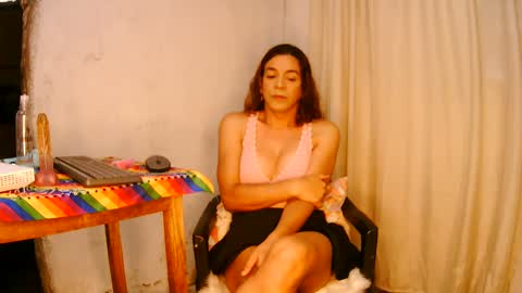 Snapshot of oh_tique chatting on 02-10-25, 02:16 LU online show from 02-10-25, 02:16