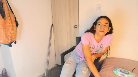 Snapshot of oh_tique chatting on 11-09-25, 01:04 LU online show from 11-09-25, 01:04