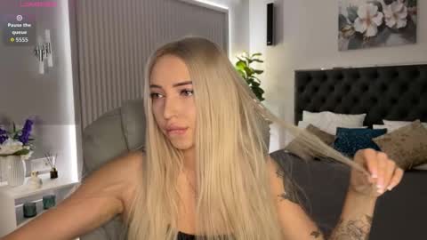 Snapshot of ohmyemma chatting on 09-23-25, 02:14 Emma online show from 09-23-25, 02:14